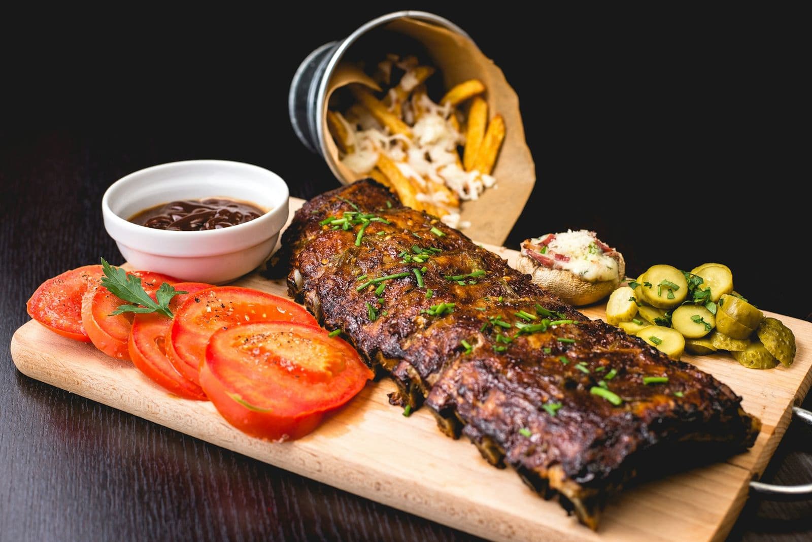 Plat servi sur une planche en bois