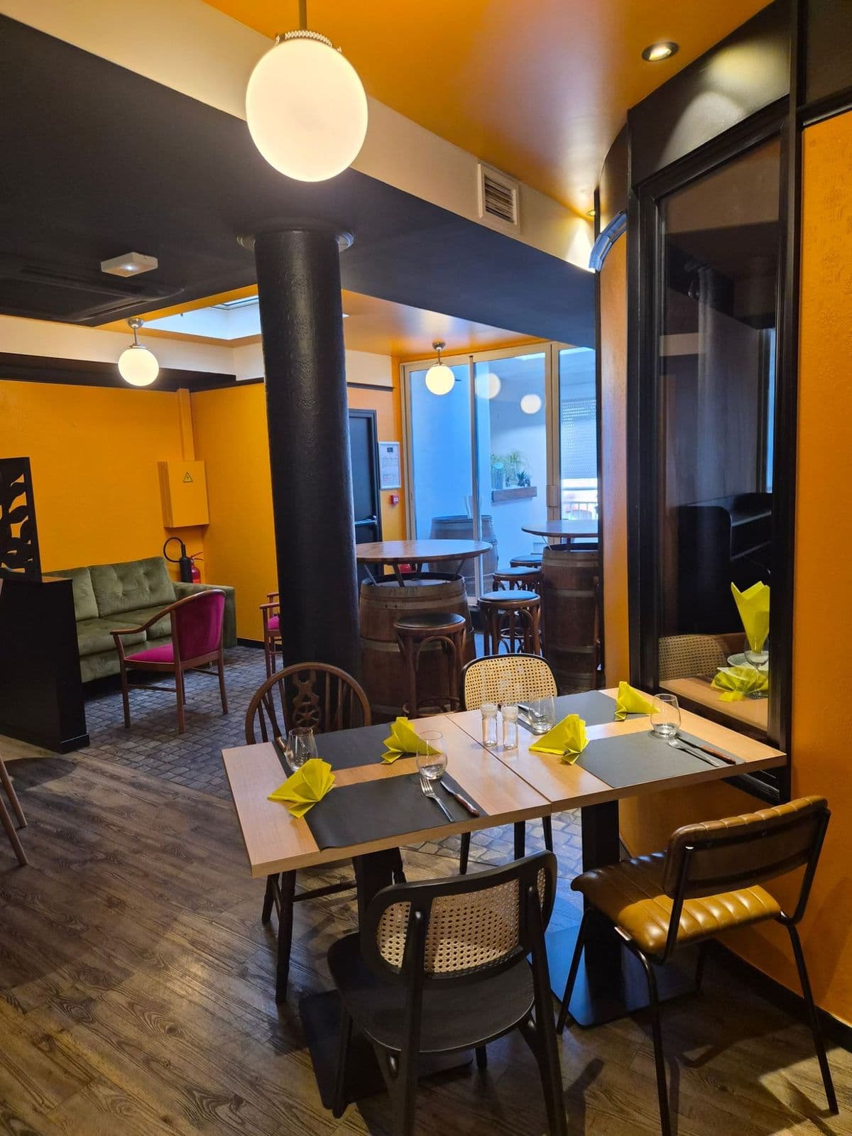 Coin salon et mange-debout sur tonneaux